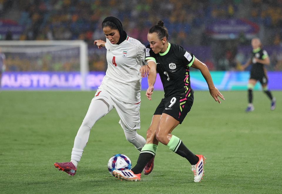 leyu-伊朗女足0-4澳大利亚！亚洲杯2连败垫底 赛前高唱国歌+集体敬礼